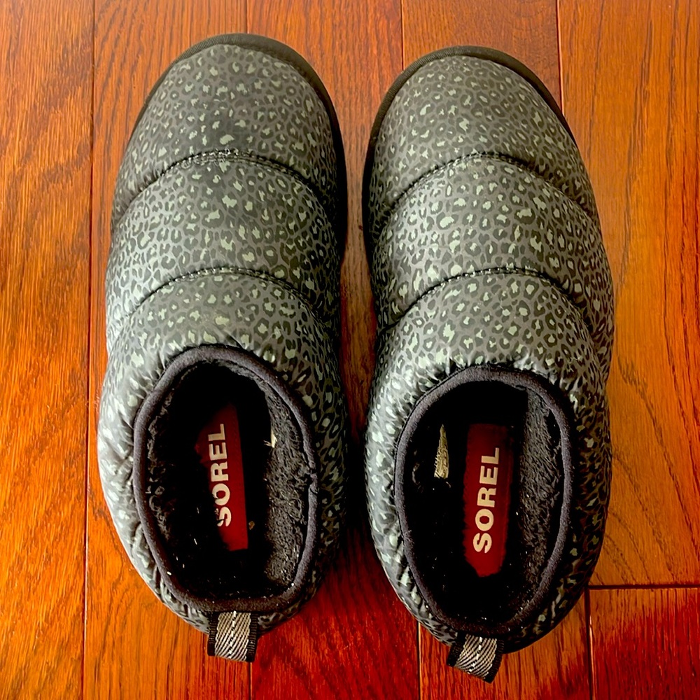 Sorel size 10 leopard slippers